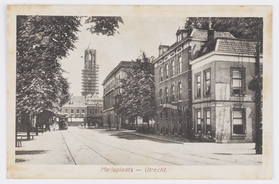 606304 Gezicht op de Mariaplaats te Utrecht, uit het zuidwesten.